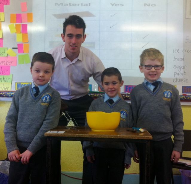 Mr Molloy bakes a cake!