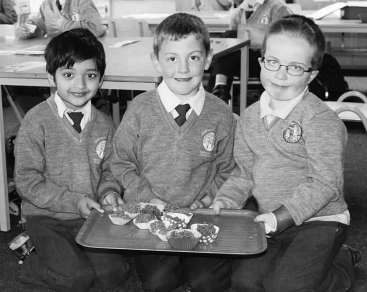 Senior Infants make buns.